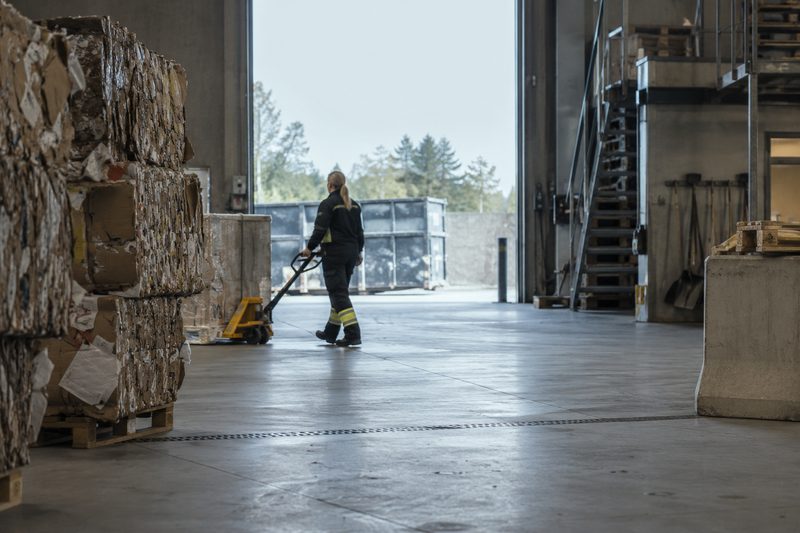 Visualisering: emballage som flyttas genom en lagerlokal.